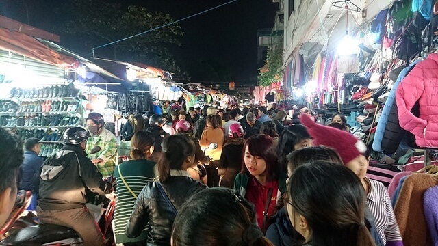 hanoi night market nha xanh